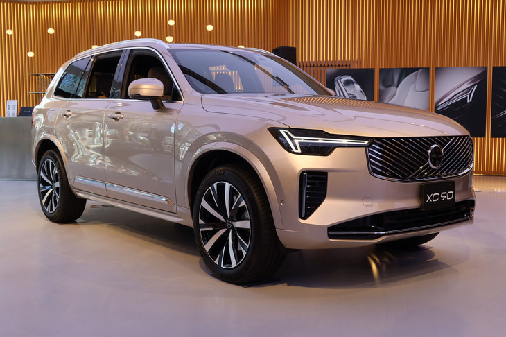 ボルボXC90プラスB5 AWD