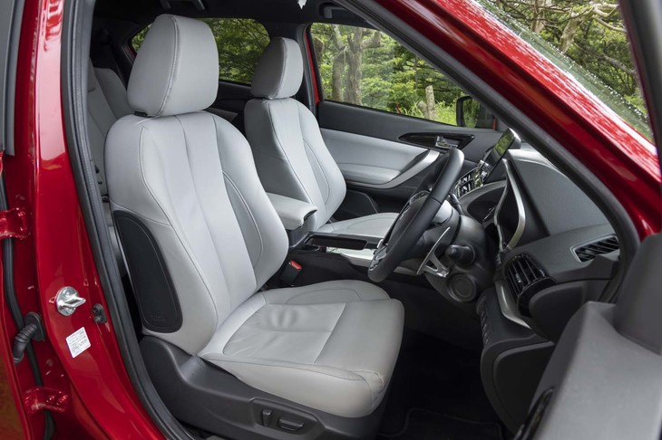 メーカーオプションの本革シートは柔らかな質感が心地よい。試乗車のライトグレーのほかにブラックも用意される。