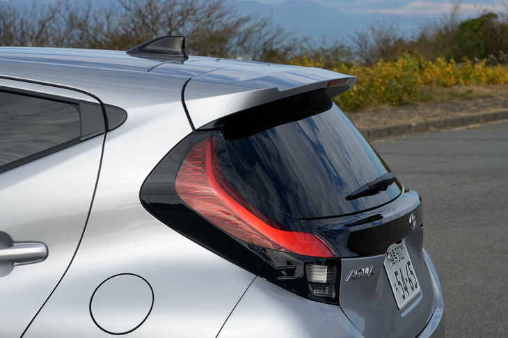 リアには左右のランプを結ぶピアノブラックのガーニッシュを装備。バックドアウィンドウのエリアが広くなったかのように見える。