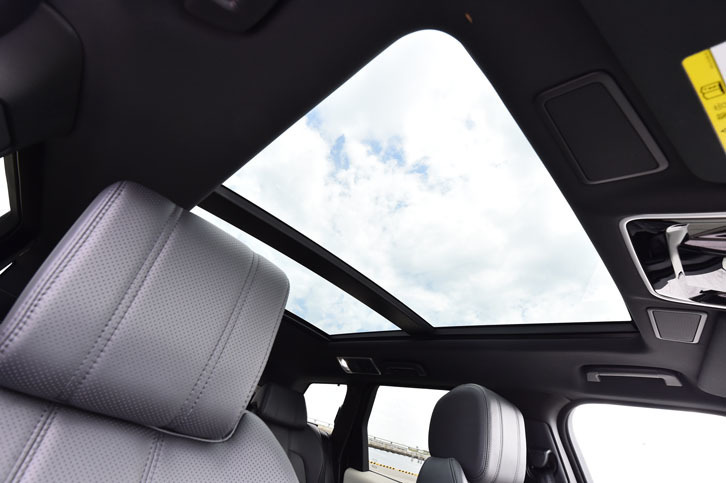 広い面積を持つ「スライディングパノラミックルーフ」は、31万2000円のオプションとして提供される。装着車は、非装着車（2290kg）よりも車重が40kg重くなる。