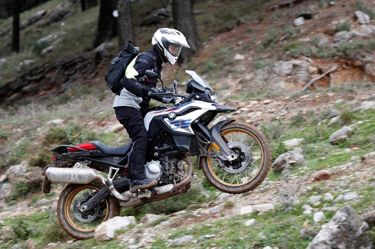 オフロードコースを走る「F850GS」。ホイールトラベルはフロントが204mm、リアが219mmとなっている。