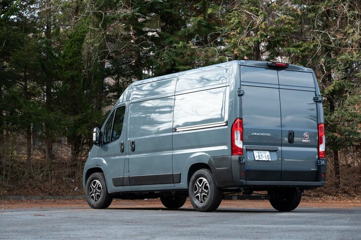 今回の試乗車はキャンピングカーとしての架装が施されていない素の状態（中はドンガラ）。車両重量は2080kgと、サイズからすると異様に軽い。