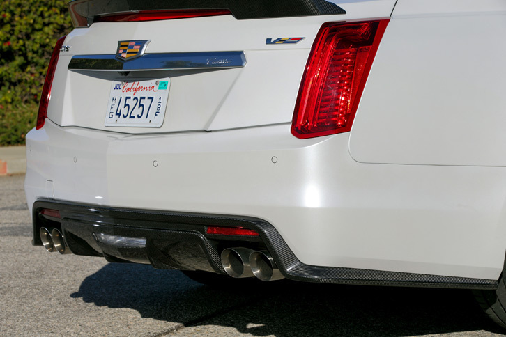 専用のサウンドチューニングが施された左右2本出しのマフラー。ステンレス製のエキゾーストパイプが用いられている。