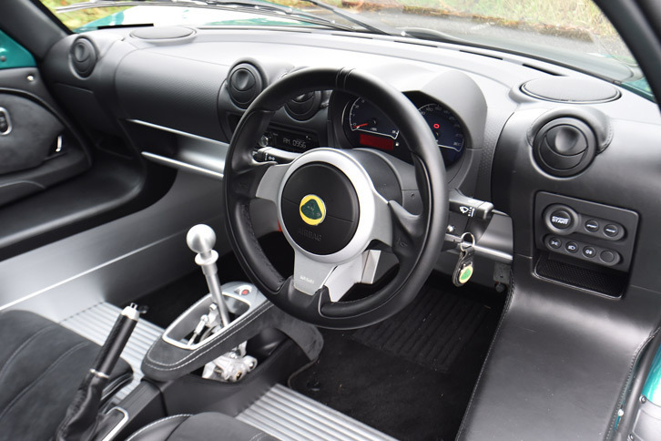 インテリアの意匠に大きな変更はない。オープンゲートタイプとなったセンターコンソールが目を引く。