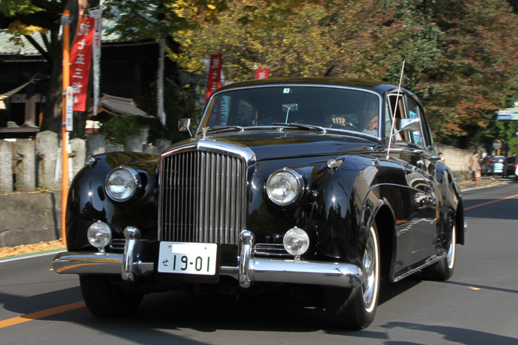 正門を出て、ラリーコースを行く「ベントレーS2」。「ロールス・ロイス・シルバークラウドII」の双子車である。