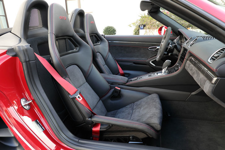 「スポーツシートプラス」と名付けられた「718ボクスターGTS」のシート。表皮はアルカンターラで、ヘッドレストには「GTS」ロゴが添えられる。