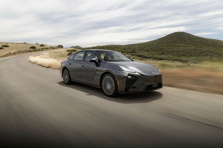 BEV版はいずれも容量74.7kWhの駆動用リチウムイオンバッテリーを搭載。この「350e」はフロントに最高出力224PSの駆動用モーターを搭載している。