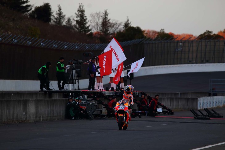 今期限りでの引退を表明したダニ・ペドロサ選手の引退セレモニーでは、共に戦ったホンダマシン3台のデモランを行い、現役最後の走りを披露。ラストラップでは、観客席に手を振り、これまでの応援に対して感謝の気持ちを示した。スタンドからは大きな拍手が送られた。