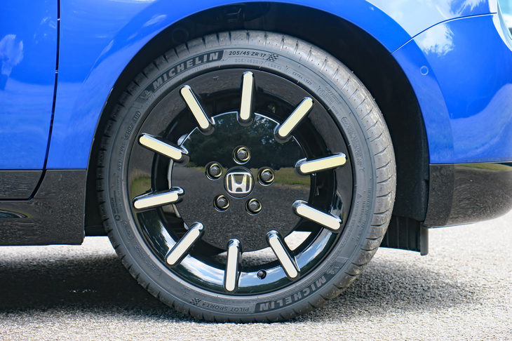 展示車両に装着されていたタイヤは、まさかの「ミシュラン・パイロットスポーツ4」！　走ることが大好きなエンジニアの本音がダダ漏れである。