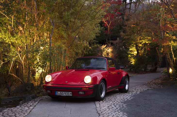 ポルシェミュージアムが所蔵する1989年の「911ターボ カブリオレ」は、最高速度250km/h、0-100km/h加速5.2秒という実力。発表当時はハイパフォーマンスオープンモデルとして知られていた。