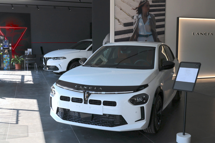 今回は、イタリアの販売店で見た新型「ランチア・イプシロン」のお話を。奥のアルファ・ロメオ用ブースからは「トナーレ」が顔を出している。