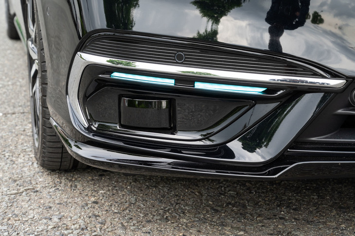 フロントバンパーの左右と、左右リアフェンダーの後方、リアバンパーの中央下部には、レーザーを用いて対象物までの距離や、その形状を測定するLiDAR（ライダー）が装備される。