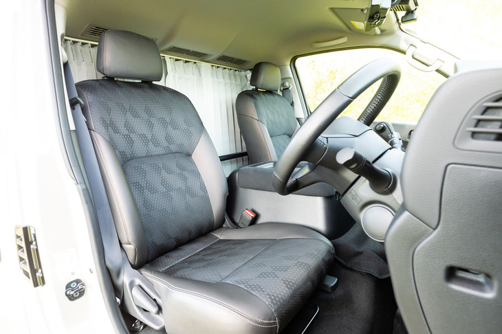 「グランドプレミアムGX」のフロントシートは合皮とジャカード織物の組み合わせ。もちろんくつろぐなら後席のほうがずっといい。