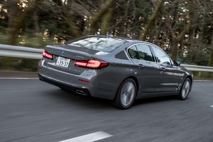 満充電からであればバッテリーのみで約53kmの走行が可能（WLTCモードの計測値）。ハイブリッド燃料消費率は12.8km/リッター。