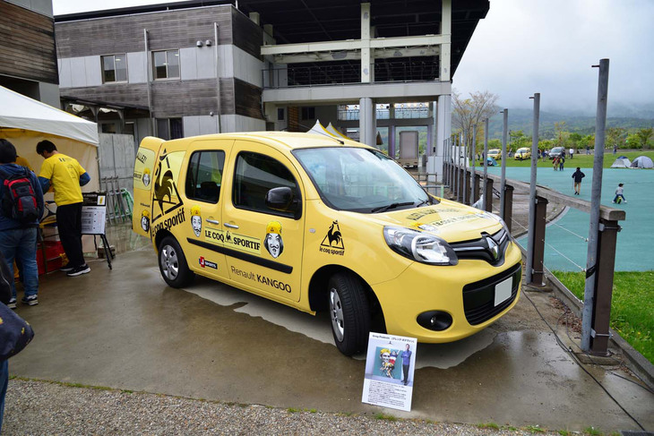 会場では、働く「カングー」たちにも出会えた。こちらのカングーは、フランス生まれのスポーツライフスタイルブランド、ルコックスポルティフとのコラボレーションによって仕立てられたもの。車体には「le coq sportif」のロゴとともに、パリ在住のスポーツイラストレーターであるグレッグ・ポデヴァン氏が描いたイラストもあしらわれている。
