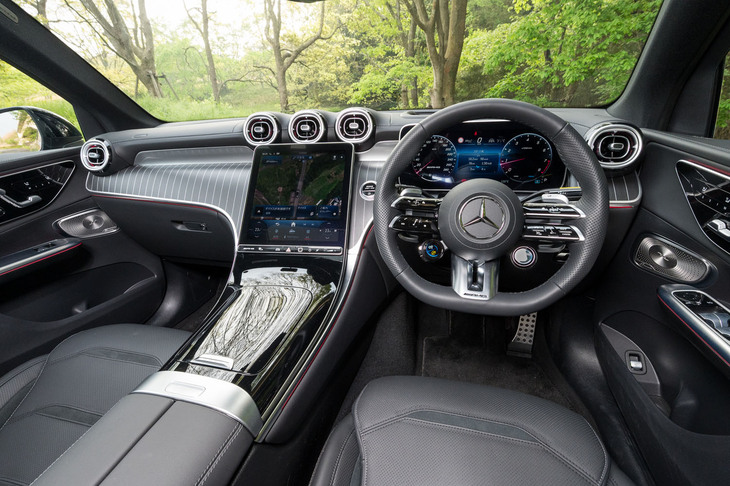 ダッシュボードの中央には縦長の11.9インチタッチスクリーンをレイアウト。アルミトリムをインレイにしたオープンポア仕上げのウッドトリムはオプションの「レザーエクスクルーシブパッケージ」に含まれている。