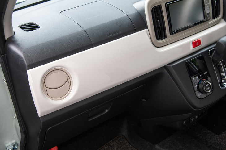 温かみを表現するため、ダッシュボードには陶器を思わせる質感の装飾パネルが用いられている。