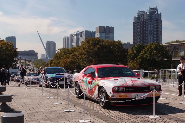 全長約1.5kmの「OPEN ROAD」。ところどころに痛車（写真）やスーパーカーが展示されている。