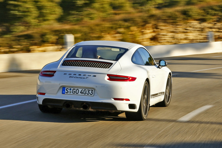 「911カレラT」が0-100km/h加速に要する時間は、MT車の場合で4.5秒。PDK仕様は0.3秒速い4.2秒を記録する。