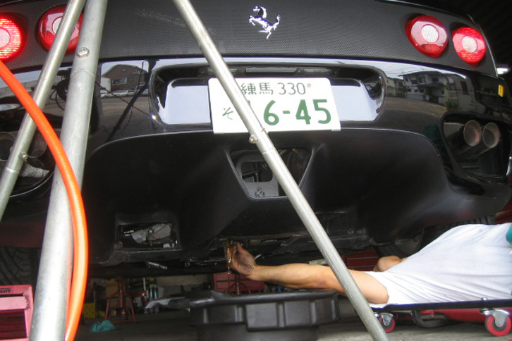 扱うのがフェラーリであっても、メカニックは一般に薄給である。（写真はイメージ）