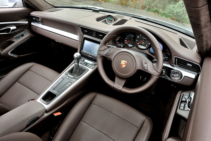 試乗車のインテリアカラーは「エスプレッソ」。オプションの「マルチファンクションステアリングホイール」が装着されている。