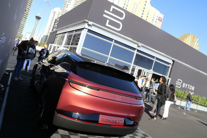 「バイトン・コンセプト」のリアビュー。同社のデザイン担当副社長は、かつて「BMW iシリーズ」のデザイン開発を率いたブノワ・ジェイコブ氏である。