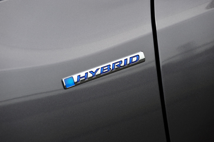 FF車同士で比較した場合、燃費はガソリン車が13.4～14.0km/リッターであるのに対し、ハイブリッド車は24.4～26.0km/リッターとなっている（いずれもJC08モード）。