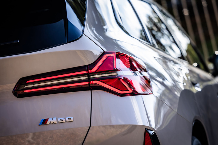 4代目となった「X3」は、全車に48Vマイルドハイブリッドシステムを採用するなど環境性能を高め、デジタル化も推進したとアピールされる。今回は現行ラインナップのなかで高性能バージョンに位置づけられる「X3 M50 xDrive」に試乗した。車両本体価格は998万円。