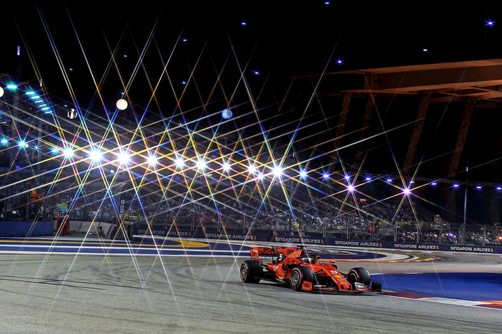 チームの地元で行われた前戦イタリアGPで、スピン＆危険なコース復帰のペナルティーで13位完走とふがいない戦績を残したベッテル（写真）。度重なるミスに対して批判や擁護、精神的な状態を心配する声などが聞こえてきたが、シンガポールGP予選ではキレのある走りを披露しQ3最初のアタックでは1位。勇猛果敢に攻めた2度目のラップでは度が過ぎて失敗、結果3番グリッドとなったが、アップデートされフロントのダウンフォースが増したとされるマシンで自信を回復したようだった。レースではピットストップのタイミングが奏功し僚友ルクレールからトップを奪うと、3回のセーフティーカーもうまく切り抜け、久々の勝利を飾った。（Photo=Ferrari）