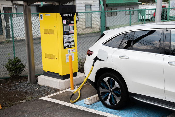 日本で現在普及しているCHAdeMO規格の急速充電器は、高出力のものでもせいぜい50kW程度。400kW以上の超高速充電器を普及させるためには、変電所まで含めて電気インフラをつくり直す必要があるという指摘もある。（写真：向後一宏）