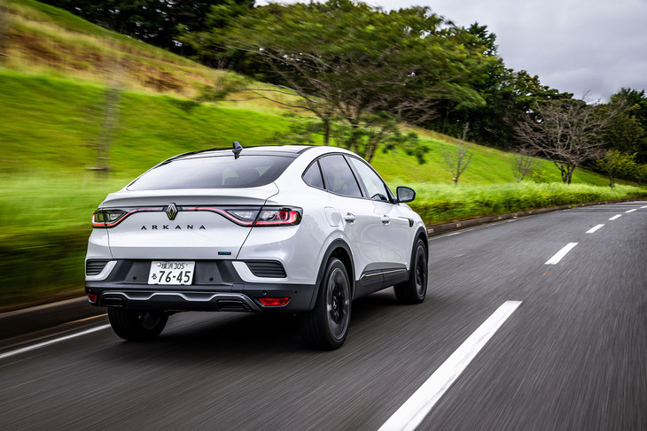 19インチタイヤを装着しても、乗り心地の悪化などは感じられなかった「アルカナ エスプリアルピーヌE-Techフルハイブリッド」。ソリッドな走行フォールと日本の道路事情にマッチしたサイズ感も「アルカナ」の持ち味といえる。