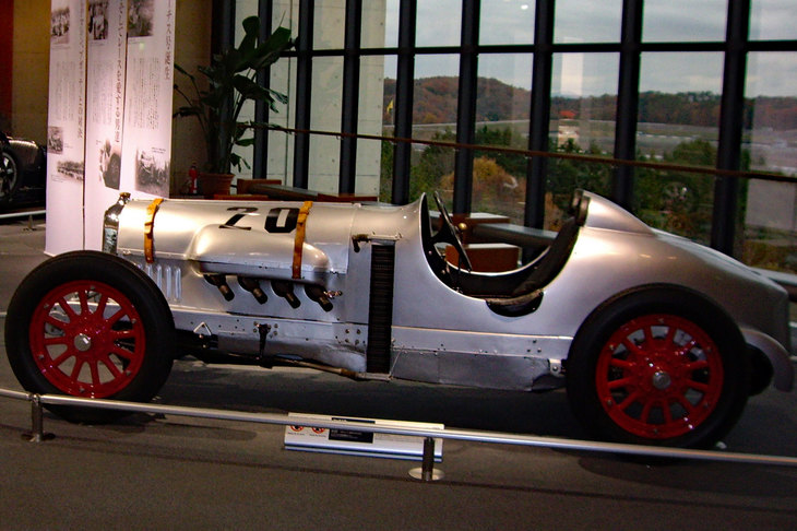 アート商会が独自に製作したレーシングカー「カーチス号」。米ミッチェルのシャシーに「カーチス・ジェニーA1」複葉機の8.2リッター水冷V8 OHVエンジンを搭載したレーシングカーだった。