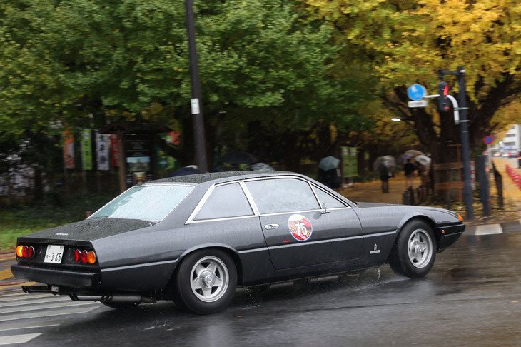 外苑周回路から再びいちょう並木に向かう「フェラーリ365GT4 2＋2」。先に紹介した「365GT 2＋2」の後継として1972年に登場した最高級GT。