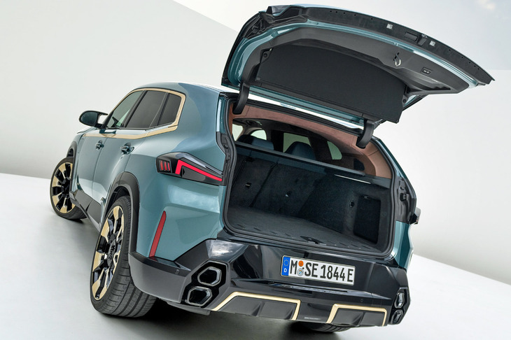 後部に広い荷室が備わる点は、多くの伝統的スーパースポーツとは異なる「BMW XM」の長所のひとつだ。