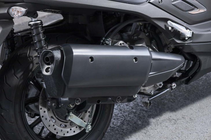 パワーユニットは292ccの単気筒エンジン。重めの車重に配慮して、車格（250ccクラス）を超える排気量とされている。