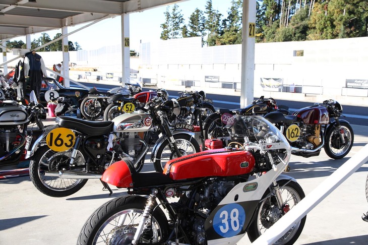 同じく二輪が並んだピット風景。