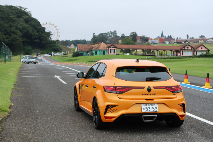 東京ドイツ村に到着。広大な園内は、基本的にマイカーで移動する。思わず飛ばしたくなる気持ちのいい道だけれど、制限速度は自転車程度。