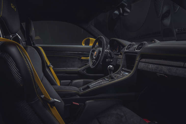 「718ケイマンGT4」のインテリア。