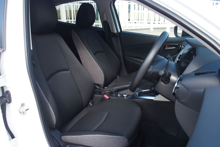 マツダ2 15 BD（フロントシート）