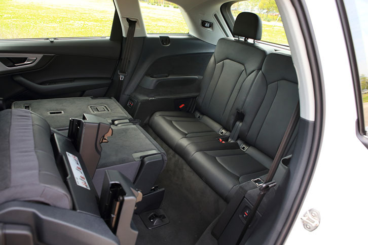 3列目シートは、オプションとして用意される。2人掛けで、50：50の分割可倒式。