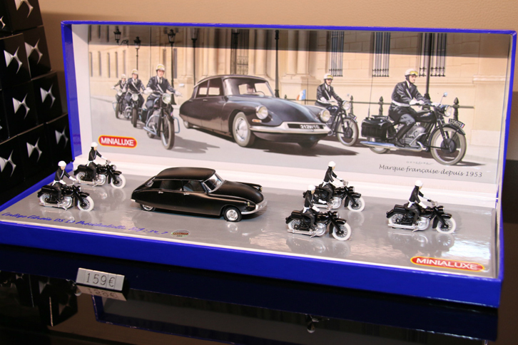 これは、ミナリュクス社製の初代「DS」のスケールモデル。ドゴールはDSで走行中、暗殺未遂事件に遭遇。1輪を撃ち抜かれたが、ハイドロニューマティックによって支えられた残る3輪で走行を続け、難を逃れた。