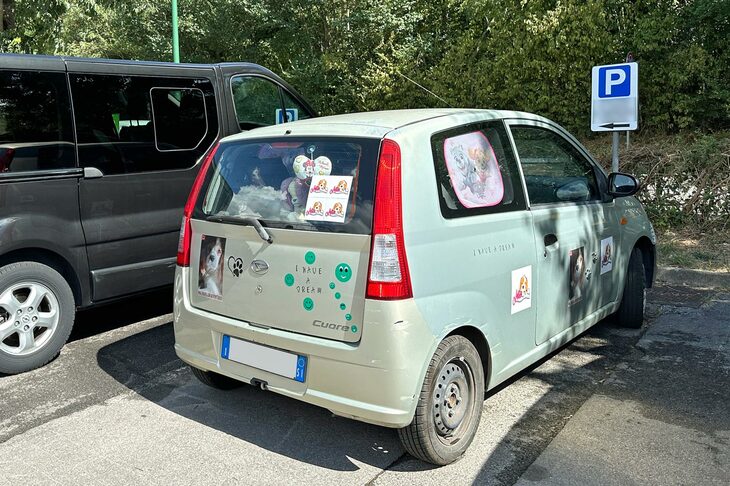 愛犬家を思わせるデコレーションが施された「ダイハツ・クオーレ」。8月シエナで。