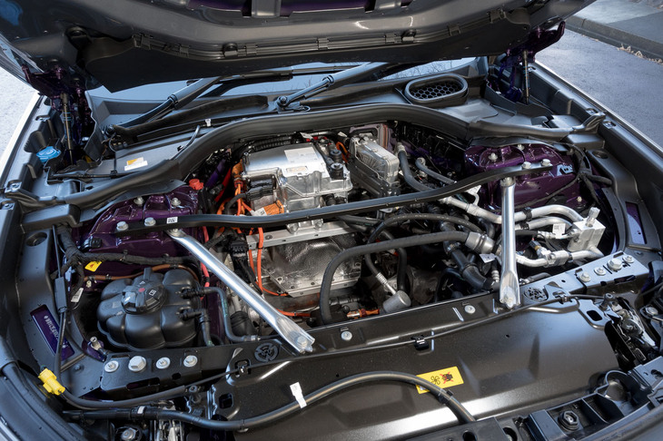 ボンネット内は補器がたっぷりだが、4WD車のフロントモーターが収まる部分だけはすっぽりと空いている。