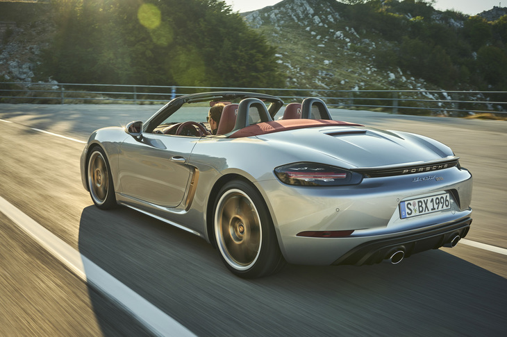 ボディーカラーは「GTシルバーメタリックネオジム」（写真）のほか、「ジェットブラックメタリック」と「キャララホワイトメタリック」も選択できる。