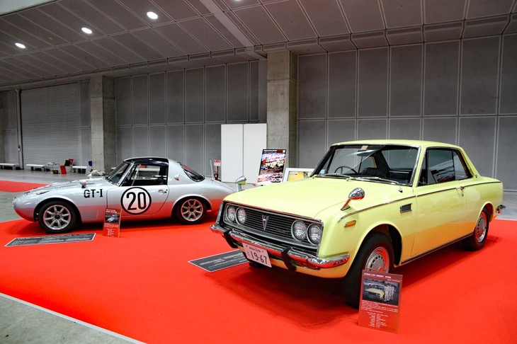 トヨタのMEGA WEB（メガウェブ）からの展示。左がイベントなどでおなじみの浮谷東次郎仕様の1965年「トヨタ・スポーツ800」、右はレストアが完了したばかりで今回がお披露目という1967年「トヨタ1600GT5」。