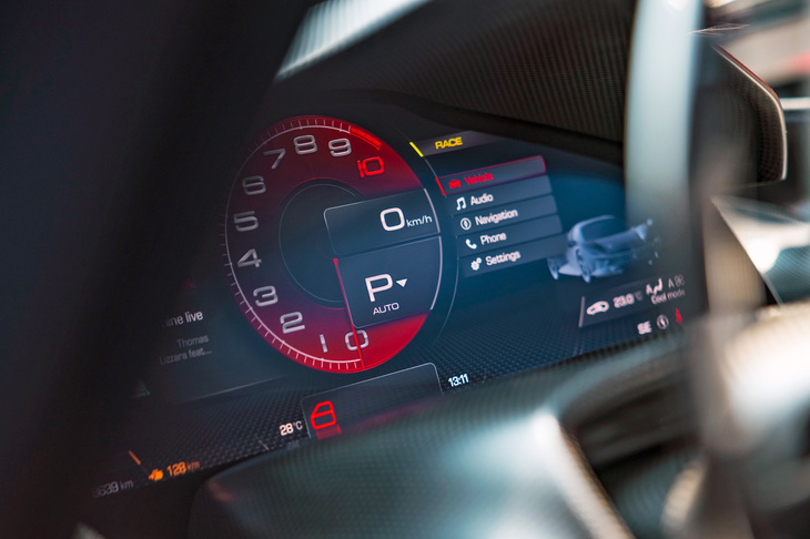 ステアリングホイールやそこに備わるスイッチ類、16インチの曲面HDスクリーンなど、ヒューマン・マシン・インターフェイスには「SF90」や「ローマ」「296GTB」などにも採用される、フェラーリ最新の装備が用いられている。