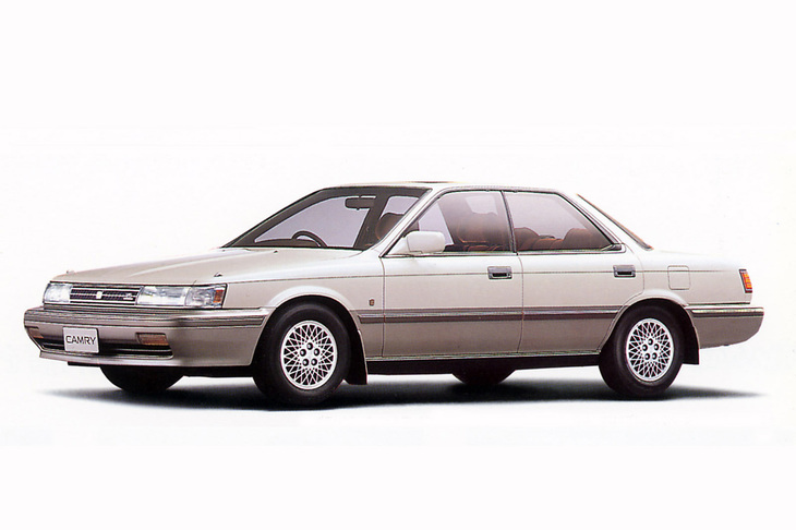 1988年に追加された「カムリ プロミネント 4ドアハードトップ」。兄弟車の「ビスタ」には1986年のモデルチェンジ当初から設定されていた4ドアハードトップボディー。カムリでは、1987年に加えられた2リッターV6搭載のプロミネントシリーズにのみ設定された。