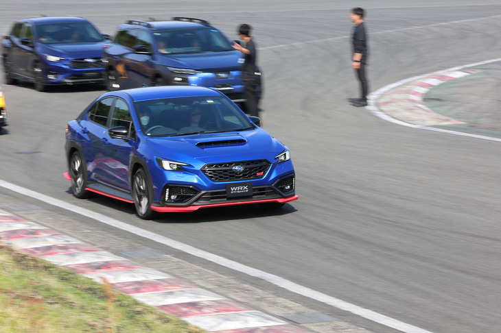 スバルは、STIコンプリートカー「STI Sport＃」シリーズ初のMTモデル「WRX STI Sport＃」に試乗できるという貴重な機会を提供。ジャーナリストやメディア関係者だけでなく、スバルの関係者でもひと握りの人しかステアリングを握ったことがないモデルだけに、試乗できた人は非常に幸運だった。同車は、2026年5月17日まで購入申し込みを受け付け中。後日、抽選が行われ、購入者が決定される。今回もものすごい争奪戦になりそうだ。