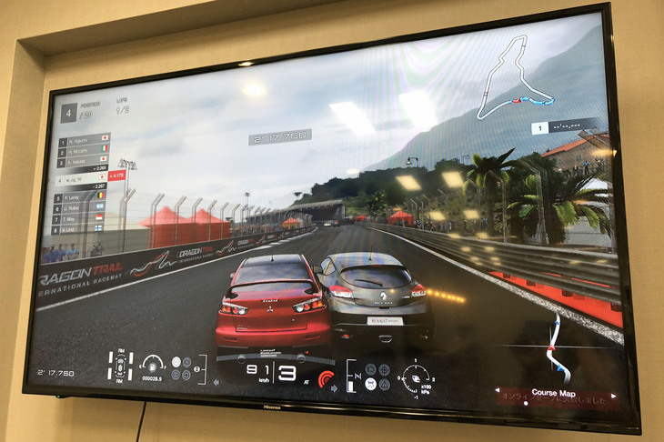 理想のプレイ環境を手にしたところで、今度は「ルノー・メガーヌR.S.」に幅寄せされる。