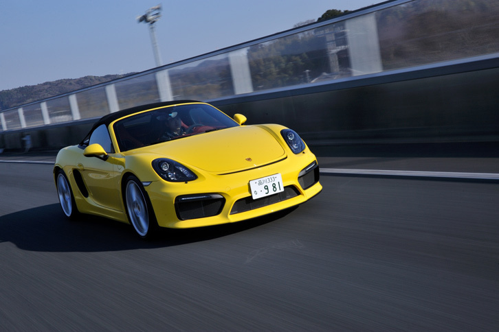 「ボクスター スパイダー」は、「ケイマンGT4」と同じ意匠のフロントおよびリアバンパーや、専用ソフトトップの採用などにより、「ボクスターGTS」と比べて全長は約10mm長く、全高は約10mm低くなっている。